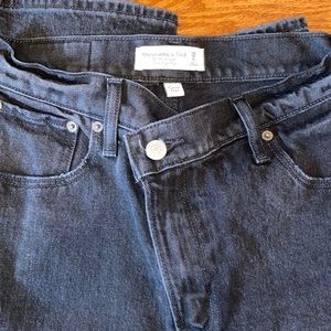 Abercrombie curve love high rise dad jeans in washed black. Size 28 or 6R.